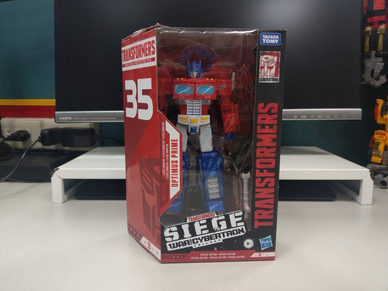 Transformers Siege Classic Animation Optimus Prime In Hand Photo Gallery 01 (1 of 24)